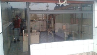 Fechamento de área em vidro temperado